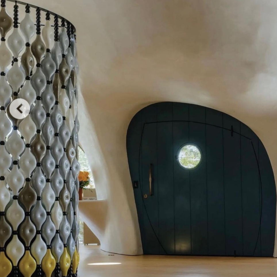 A arquitetura tem aspecto leve, como se nem mesmo houvesse concreto ali. Entretanto, é planejada para que o imóvel, inclusive, seja resistente a terremotos e furacões. 