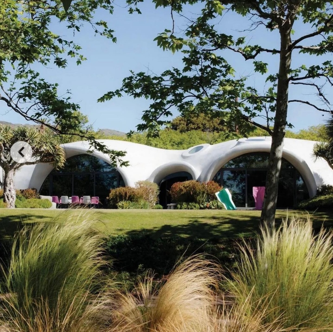 Quando o concreto seca por completo e ganha resistência suficiente, o balão de ar é desinflado e removido, deixando uma estrutura de concreto robusta e de formato chamado domoide.