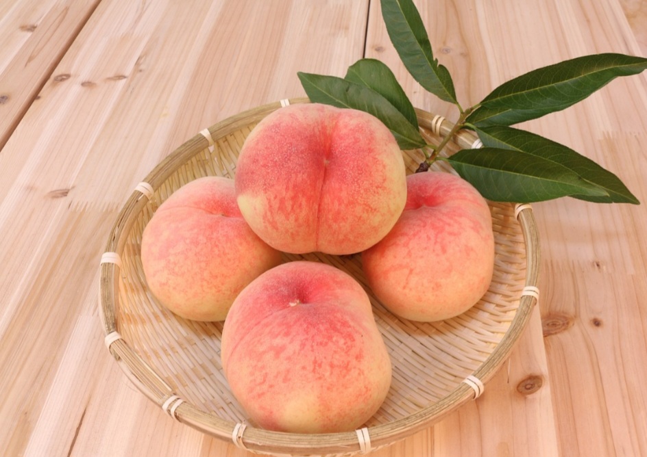 O potássio presente no pêssego ajuda a regular a pressão arterial e a prevenir doenças cardiovasculares. Além disso, contribui para o bom funcionamento do coração, previne arritmias e outros problemas cardíacos. 