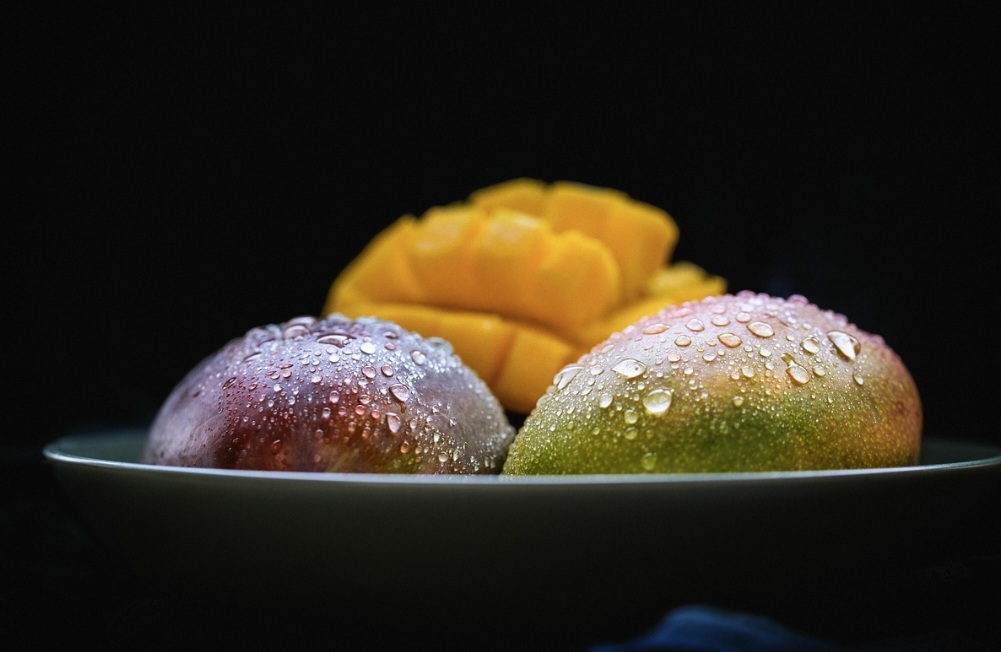 Os portugueses, ao se estabeleceram no sul da Índia, adotaram o vocábulo manga a partir de palavras locais, principalmente do tâmil (mankay) e do kerala (mangga). Essa palavra foi então transmitida aos britânicos, que a adaptaram para mango em inglês. 