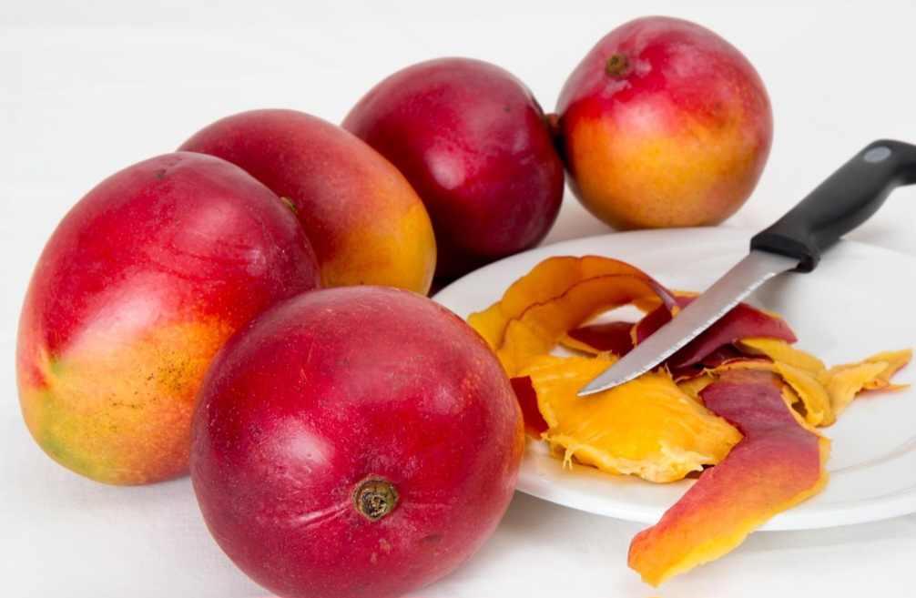 A manga oferece uma variedade de benefícios para a saúde, incluindo a melhoria do sistema imunológico, a proteção da visão, a saúde digestiva e a prevenção do envelhecimento precoce da pele.