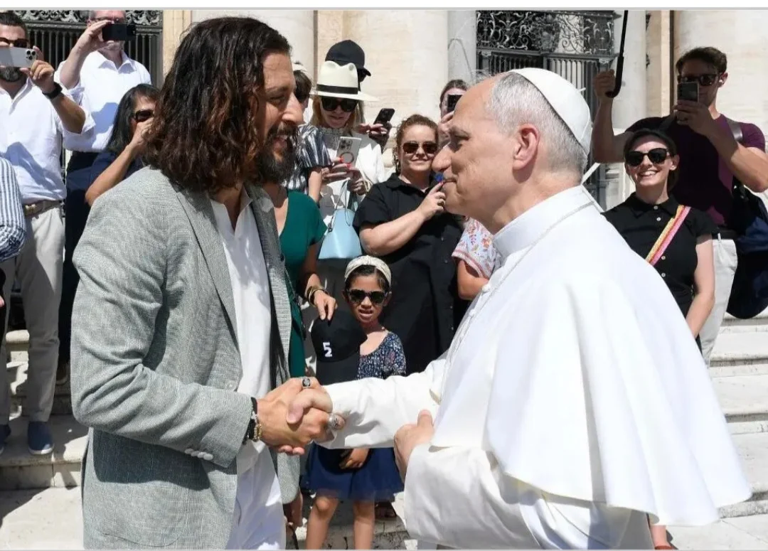 Perto da estátua de Nossa Senhora de Fátima, ele foi saudado pelo papa Leão XIV, que o felicitou pela interpretação nos episódios. 