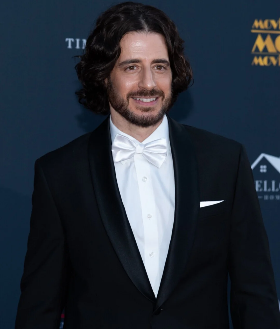 Nascido em 1 de julho de 1974, em Nova York, é ator e dublador de origem sírio-libanesa e irlandesa, que ficou conhecido justamente por interpretar Jesus em The Chosen e o evangelista Lonnie Frisbee em Jesus Revolution  .