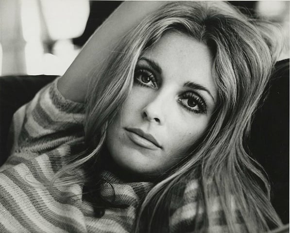 Na madrugada de 9 de agosto de 1969, o assassinato brutal da atriz e modelo Sharon Tate e de outras quatro pessoas abalou Hollywood e o mundo. Tate, que estava grávida de oito meses, foi morta a facadas por membros de uma seita criminosa liderada por Charles Manson.