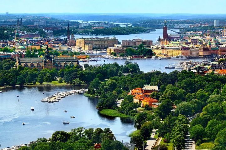 Construída sobre 14 ilhas e ligada por 57 pontes, a cidade é conhecida como a Veneza do Norte por seus canais e paisagens aquáticas.