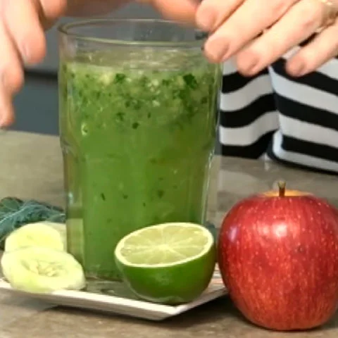 Agora vamos entrar na categoria dos muito exóticos. O suco imunizante é feito com laranjas em gomos, maçãs com casca e couve. 