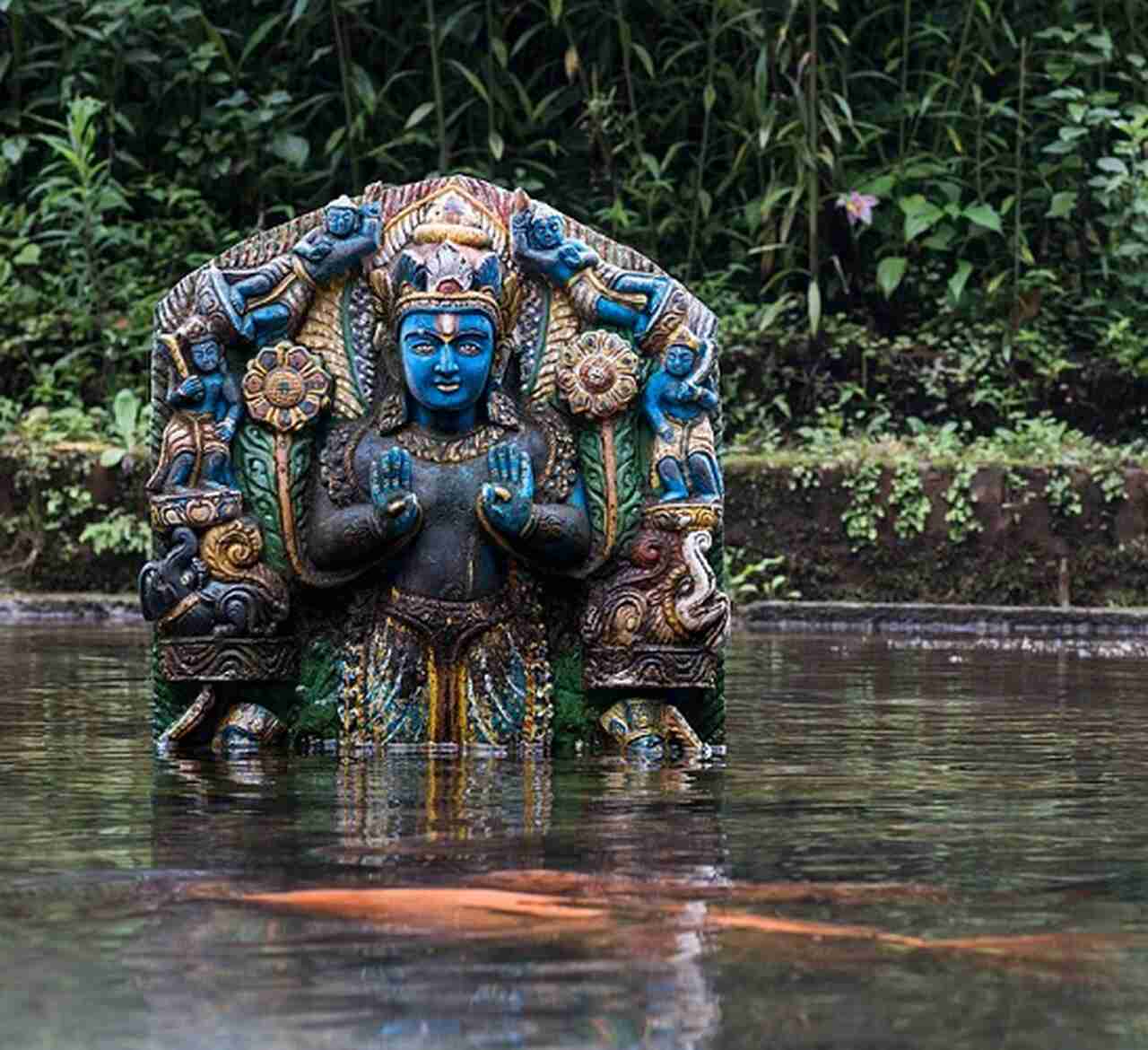 Já Vishnu é considerado o restaurador da ordem cósmica e atua como o equilibrador das forças do bem e do mal, sendo adorado principalmente no contexto do vishnuísmo, a maior corrente dentro do hinduísmo.