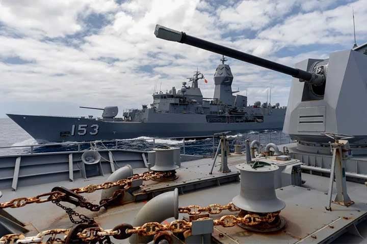 Especialistas em política internacional creem que o gasto estimado em 35 bilhões de dólares americanos (cerca de R$ 197 bilhões) seja uma reação à escalada das tensões com a China na região do Indo-Pacífico. 
