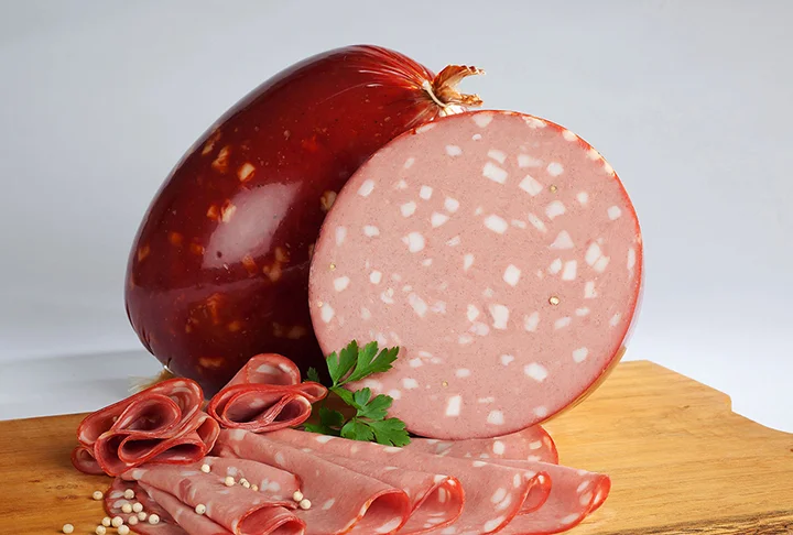 Quando se fala em complementos para sanduíches, logo se pensa em queijo, presunto, etc. Uma dessas delícias que satisfazem o paladar de muitas pessoas é a deliciosa mortadela. 