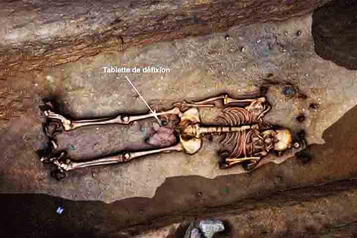 Além disso, apenas homens foram enterrados no local, levando à hipótese de que pertenciam a um grupo específico, como profissionais de uma mesma profissão.