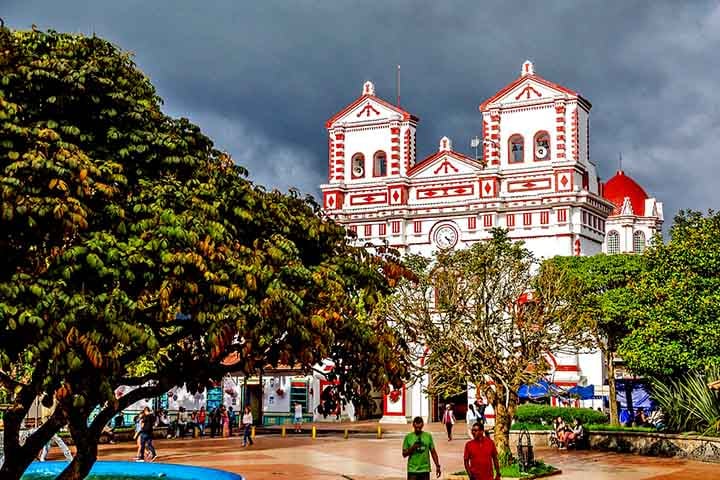 Guatapé, Colômbia: Localizada nos Andes colombianos, Guatapé é um verdadeiro espetáculo de cores e cultura. Seu nome, que significa pedra elevada em quéchua, faz referência ao imponente monólito El Peñol, com 220 metros de altura.