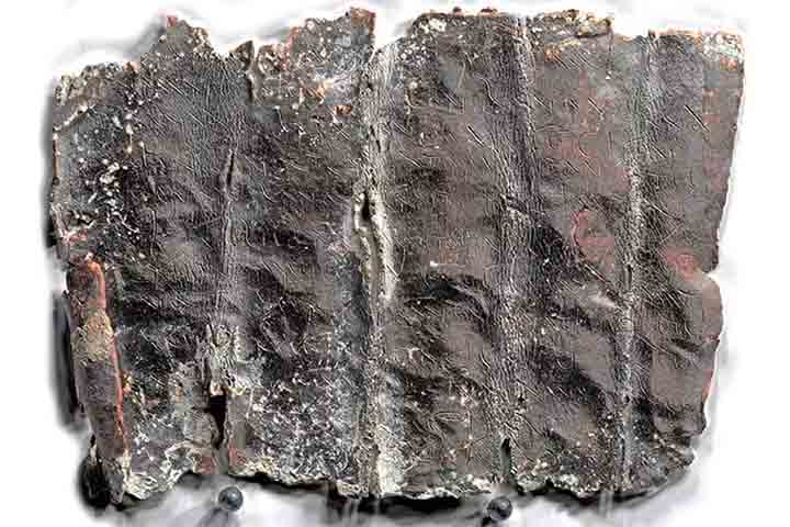 Outro achado intrigante foram diversas tábuas de maldição, comuns em rituais da época, enterradas nos túmulos. 