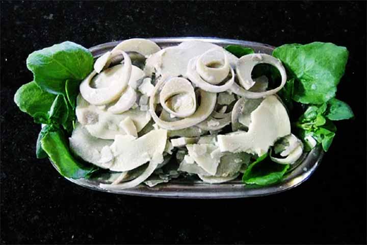 Diante disso, os palmitos são conservados em salmoura e consumidos frios, acompanhando saladas ou cozidos em diversas receitas.