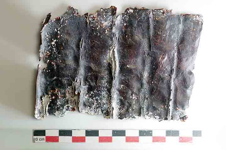 Uma das tábuas, escrita em gaulês — uma língua celta extinta —, foi achada perto das pernas de um homem enterrado junto com moedas e um vaso quebrado.