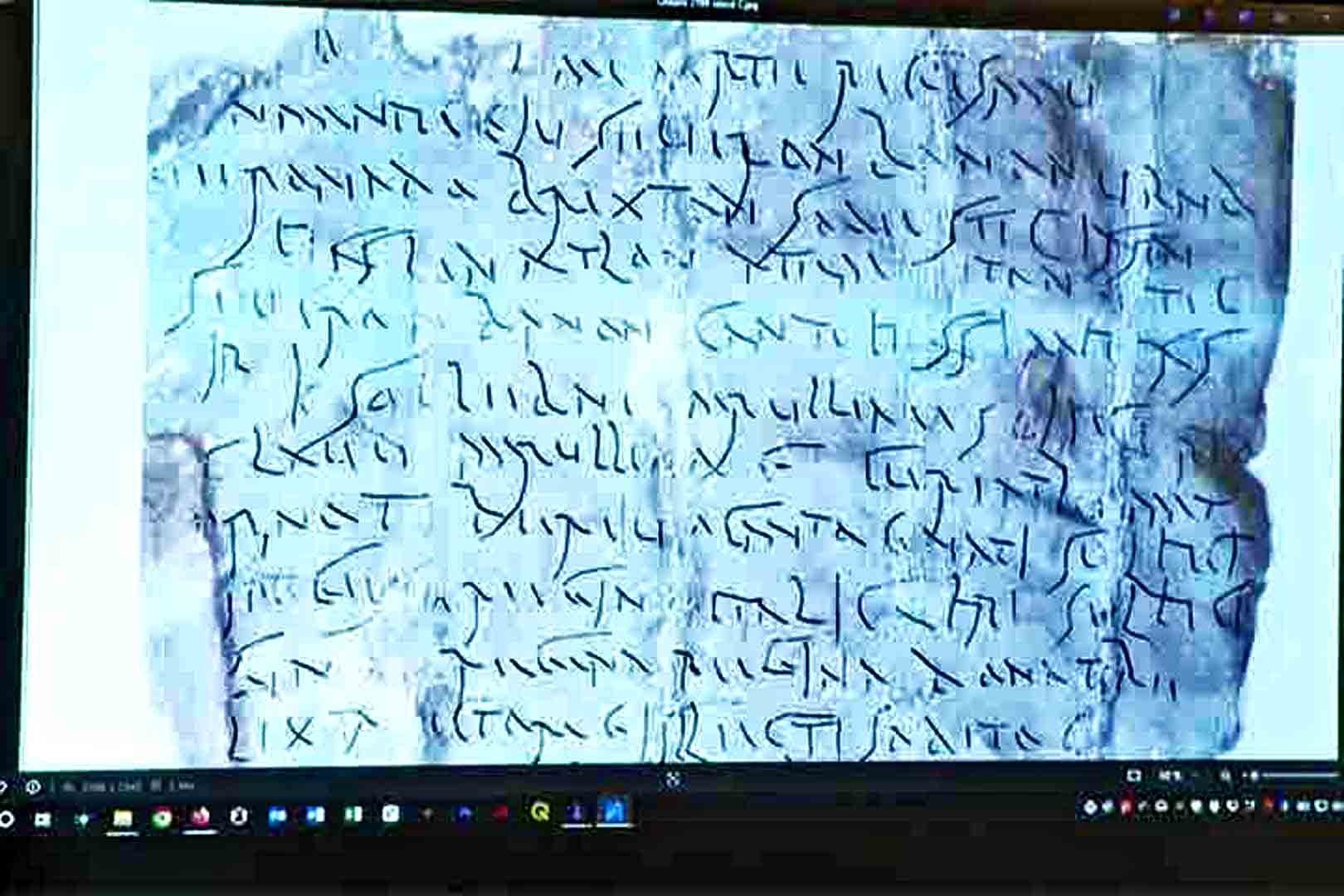 Usando a técnica RTI (Reflectance Transformation Imaging), que amplia a visualização de superfícies, os especialistas conseguiram revelar as inscrições em letra cursiva, fornecendo detalhes sobre práticas religiosas e culturais da época.






