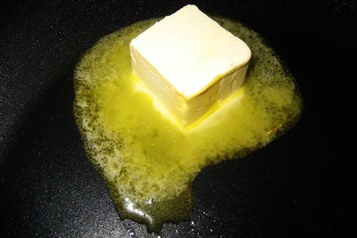 Atualmente, a margarina é produzida a partir de uma grande variedade de óleos vegetais. Isso acontece seja por hidrogenação ou por interesterificação, geralmente misturadas com sal, água e emulsionantes.