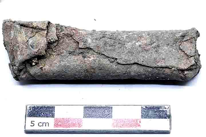 Segundo Pierre-Yves Lambert, especialista em linguística celta, a tábua do túmulo F2199 é dedicada ao deus Marte e traz nomes de pessoas amaldiçoadas por ações consideradas injustas.