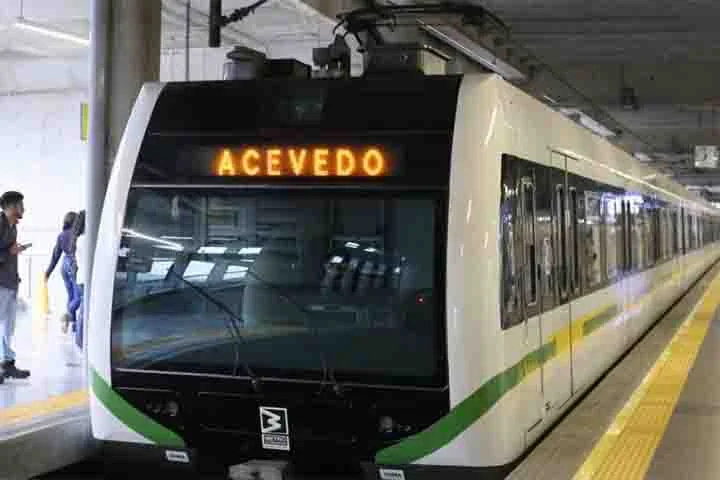 O metrô, inaugurado em 1995, tornou-se símbolo de eficiência, conectando pontos estratégicos com pontualidade e limpeza. Mas foi com os teleféricos, conhecidos como Metrocables, que Medellín deu um passo adiante.