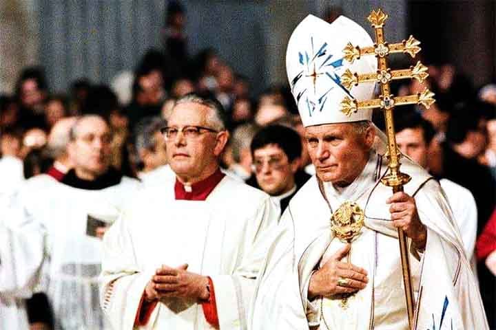 Cruz de São Pedro – Invertida, refere-se ao apóstolo Pedro, que pediu para ser crucificado de cabeça para baixo por se considerar indigno de morrer como Cristo. É usada tanto no cristianismo quanto em contextos subversivos.