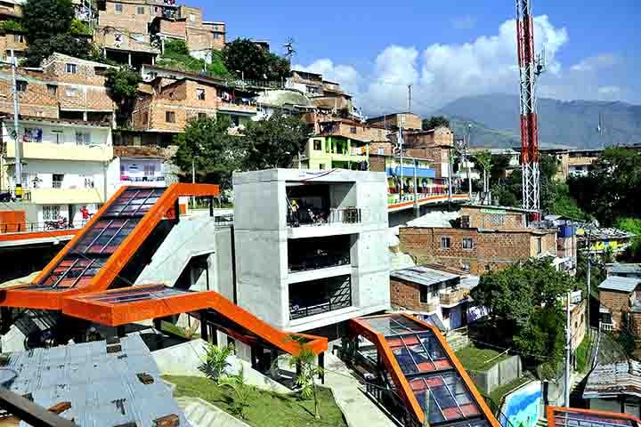 Outro marco dessa transformação foi a instalação de escadas rolantes públicas em comunidades como a Comuna 13, antes associada à violência.