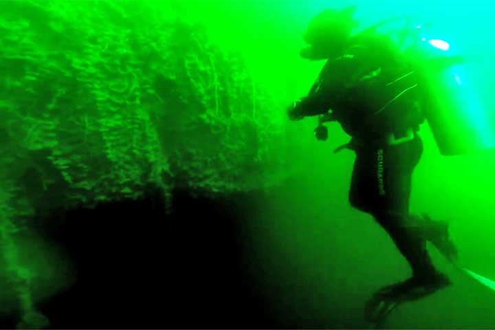 É permitido nadar na parte superficial da lagoa com colete salva-vidas, enquanto o mergulho profundo é restrito a profissionais.