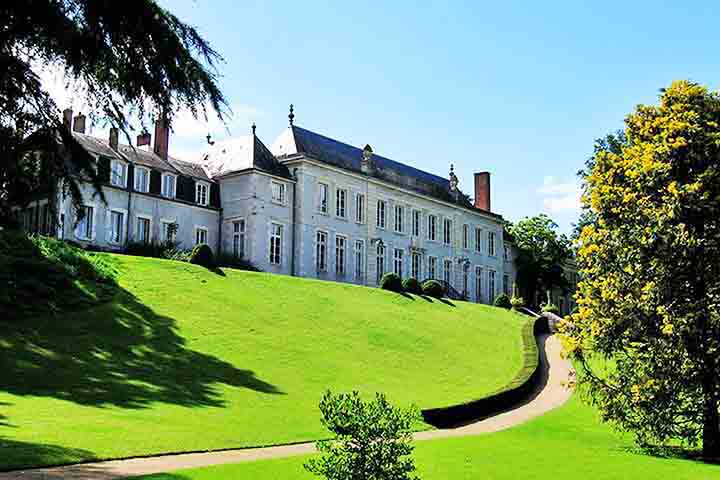 Orléans é também um importante centro cultural e educacional. A Universidade de Orléans, fundada em 1306, é uma das mais antigas da França.