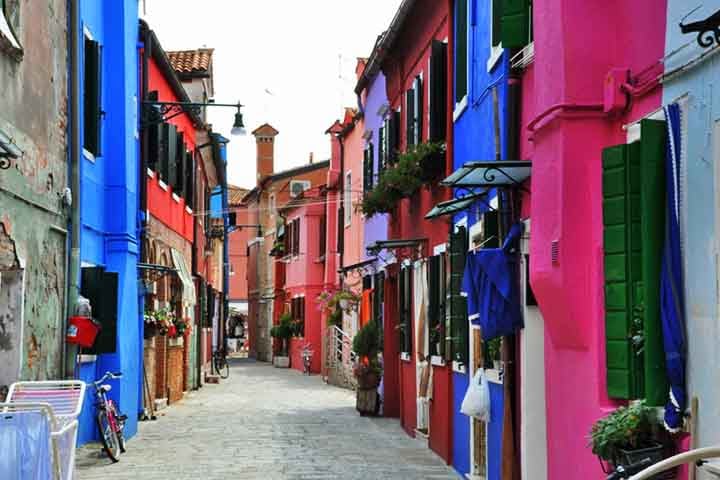 Por tradição, os moradores repintam suas residências a cada dois anos para manter as fachadas sempre vivas. Além disso, cada casa deve ter uma cor diferente das vizinhas, e qualquer alteração na tonalidade precisa ser autorizada pela prefeitura.