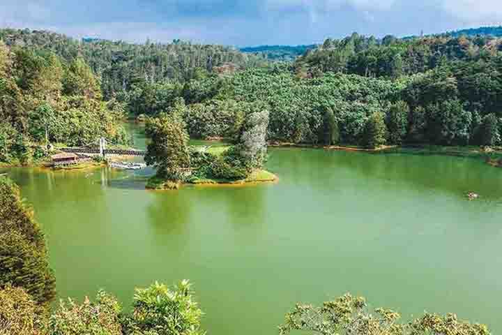 A cidade tornou-se um exemplo de como a vontade política e o envolvimento da comunidade podem transformar realidades. Quem visita Medellín hoje encontra não só um destino turístico completo, mas também uma cidade que pulsa com vitalidade, criatividade e esperança.