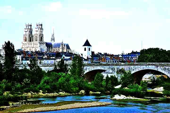 Entre suas atrações mais conhecidas está a imponente Catedral de Sainte-Croix, com uma arquitetura gótica magnífica.