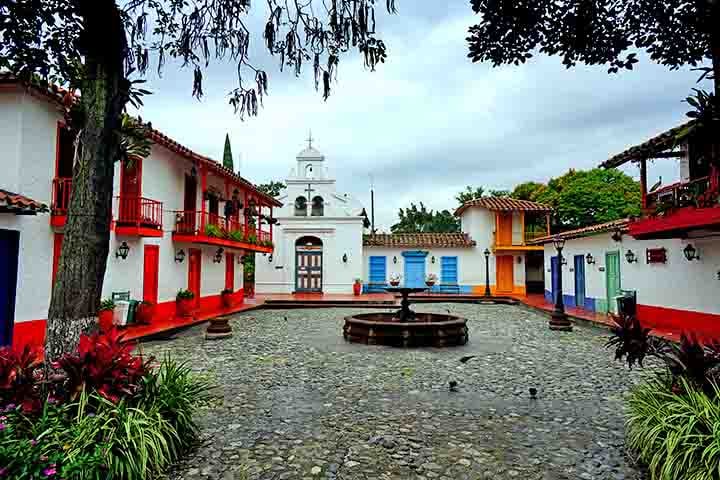 Já o Cerro Nutibara abriga o Pueblito Paisa, uma réplica de vila tradicional que remete às origens rurais da região e proporciona uma vista ampla da cidade.