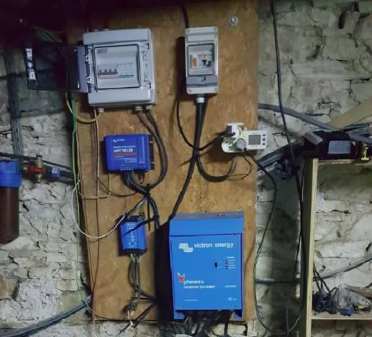 Apesar dos desafios iniciais, como desequilíbrios na descarga, o sistema se mostrou estável e seguro, sem registros de superaquecimento, incêndios ou baterias inchadas.