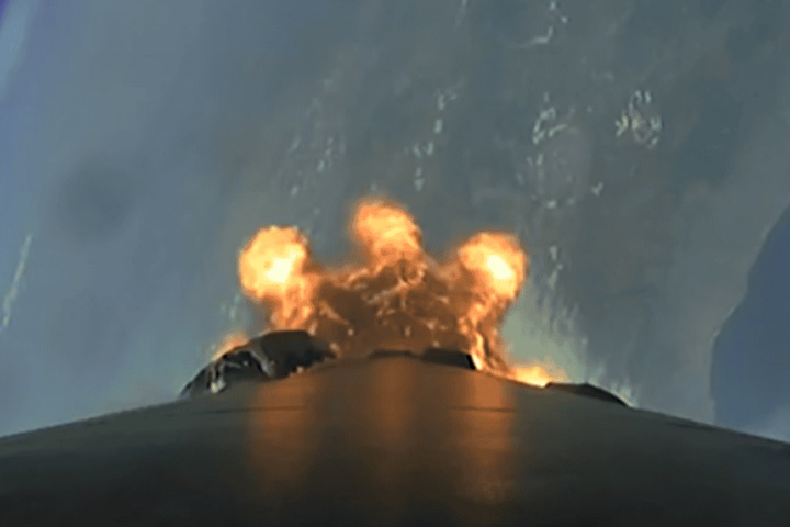 Uma dessas cargas, que transportava restos mortais cremados e amostras de DNA, sofreu uma anomalia durante a reentrada na Terra. 