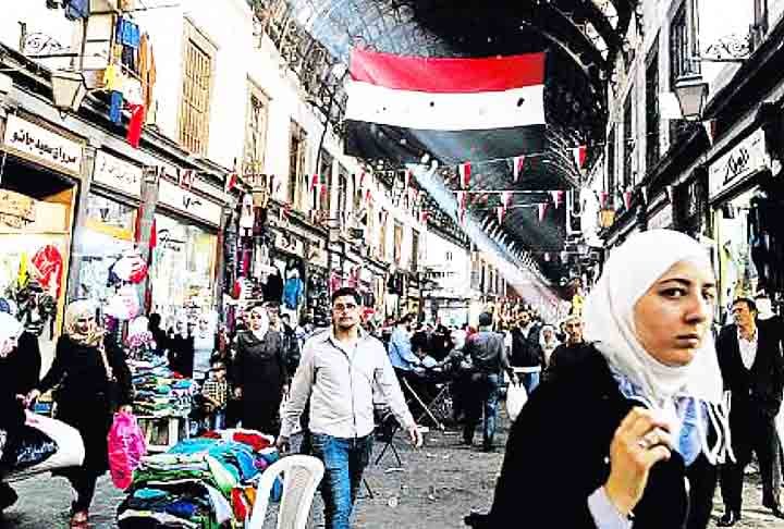 A agricultura ao redor de Damasco, com base no rio Barada, sempre foi crucial para seu abastecimento. Outro ponto significativo na economia é o turismo religioso e cultural, atraindo visitantes de todo o mundo.