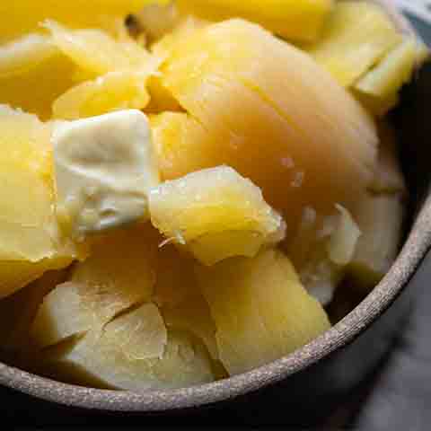 Para quem prefere margarina, é recomendável escolher marcas sem gordura trans e feitas com óleos saudáveis, como o azeite de oliva. 