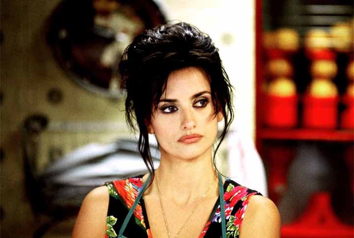 Volver (2006), de Pedro Almodóvar, com Penélope Cruz e Carmen Maura, fala sobre mulheres fortes diante de segredos e tragédias familiares.
