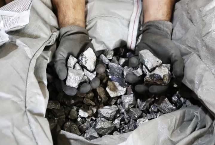 O nióbio é um mineral tão precioso, que é usado em ligas, principalmente em aço, que é reforçado adicionando uma pequena porção desse elemento.