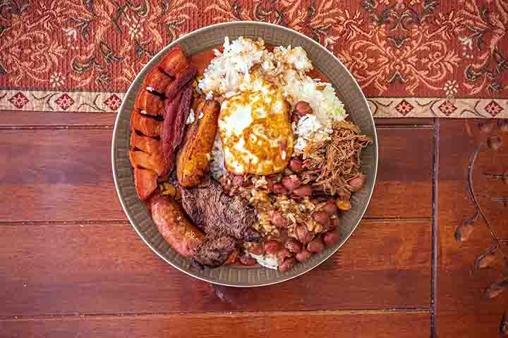 Falando em gastronomia, Medellín é um prato cheio para quem deseja experimentar sabores locais. A bandeja paisa, prato típico com arroz, feijão, carne moída, chouriço, banana frita e abacate, é quase uma instituição.