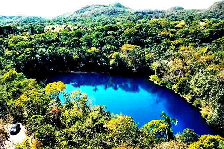A Lagoa Azul, também conhecida como lagoa sem fundo tem águas cristalinas azul-esverdeadas, além de alguns segredos.