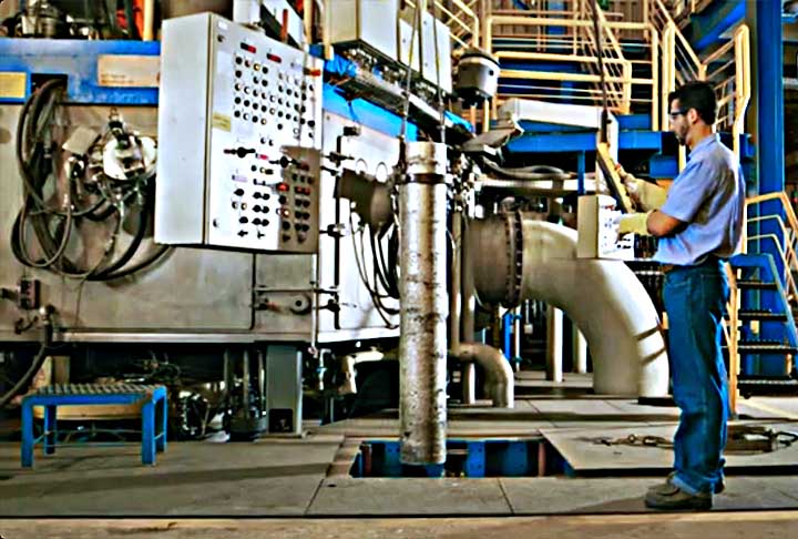 O nióbio tem propriedades físicas e químicas similares ao do elemento químico tântalo e, portanto, ambos são difíceis de distinguir. Em 1801, o químico inglês Charles Hatchett relatou a descoberta de um material similar ao tântalo e o denominou colúmbio.