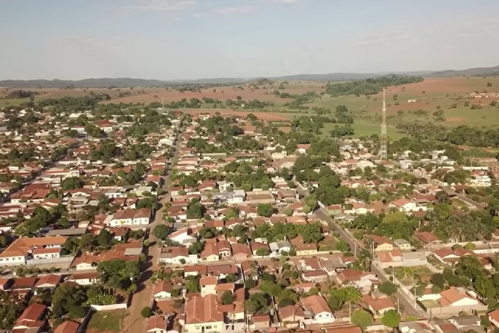 Palmelo fica situado no sudeste do estado de Goiás, a cerca de 125 km de Goiânia e 246 km de Brasília.