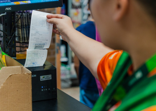 Embora o recolhimento do IBS e da CBS seja dispensado em 2026 (o ano de teste), o período exige que os documentos fiscais exibam explicitamente as informações dos novos tributos, servindo de base de aprendizado e ajuste