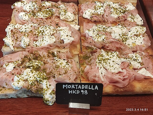 Além de recheios de sanduíches, a mortadela é usada em tortas, pastéis, saladas e até como cobertura de pizzas.
