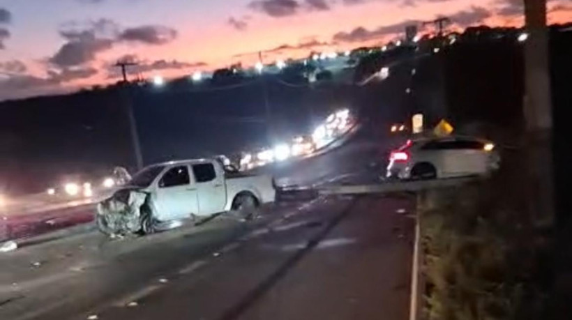 Três carros e uma motocicleta deixou duas pessoas feridas em um trecho da rodovia 