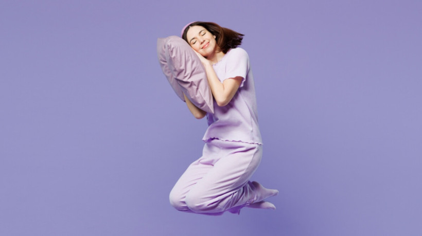 A higiene do sono é essencial para recuperar a energia e cuidar da saúde física e mental (Imagem: ViDI Studio | Shutterstock) 