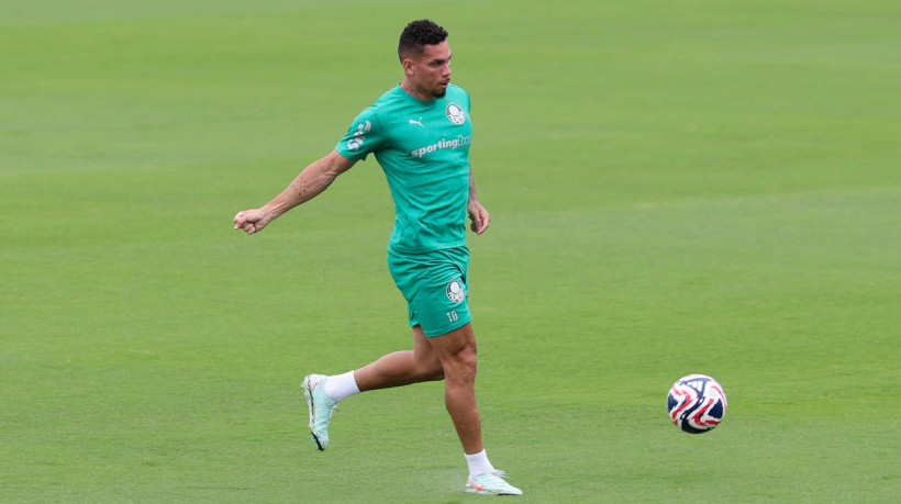 O atacante Paulinho deve retornar aos gramados somente em 2026