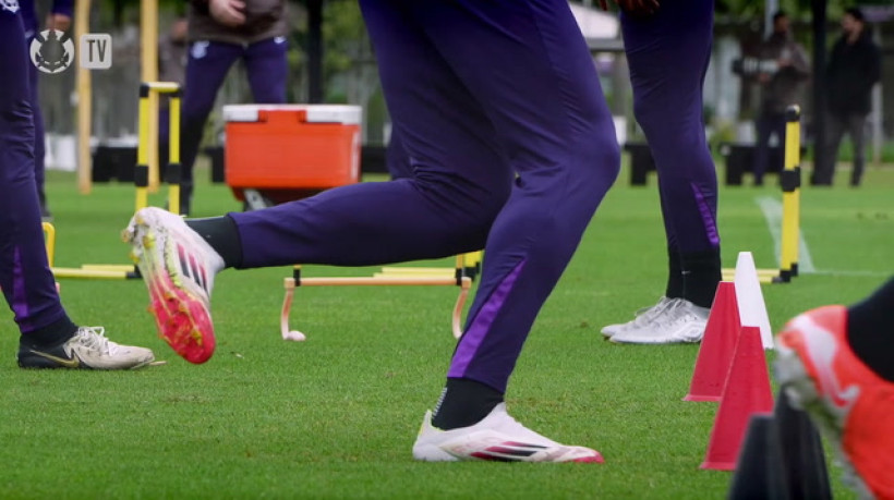 Memphis vibra com gol em treino do Corinthians