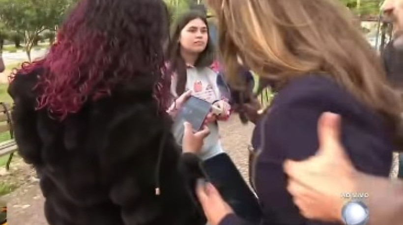 A repórter Grace Abdou, da Record, foi empurrada pelo repórter Lucas Martins, da Band