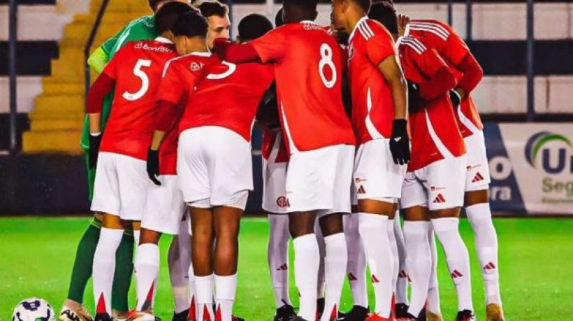 Com um a menos desde o primeiro tempo, Colorado conta com a sorte em cruzamento de Marlon que encobre o goleiro do Timão e vence por 1 a 0