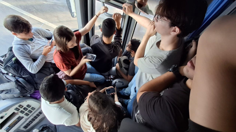 Universitários de Eusébio denunciam superlotação em transporte universitário