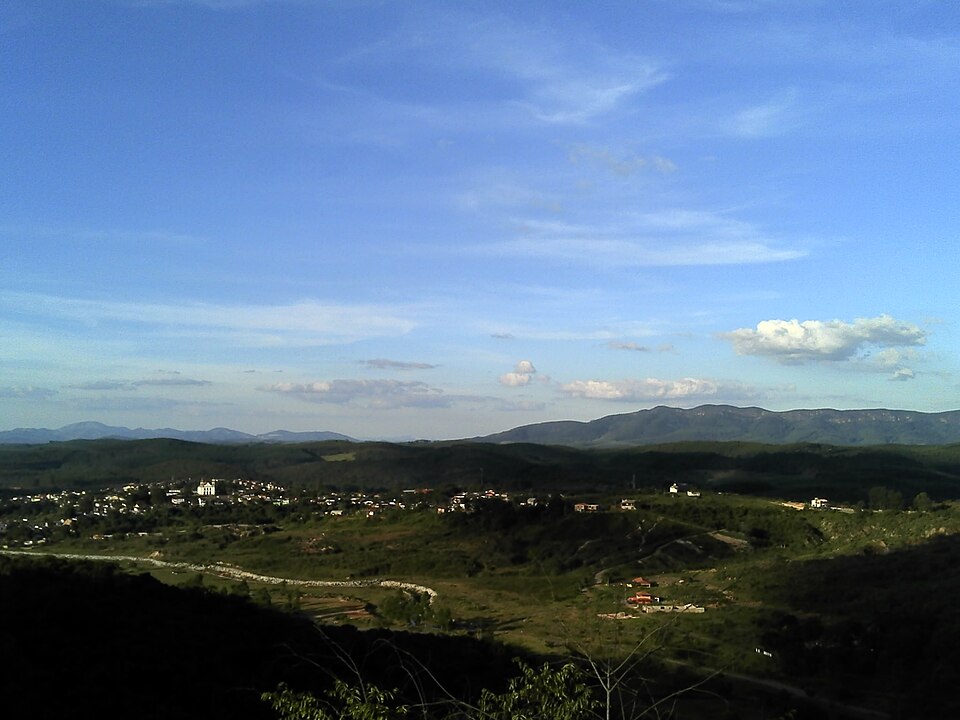 A cidade fica na Serra do Caraça, uma área de relevo montanhoso e de grande valor ambiental e histórico, perto do Santuário do Caraça. E, com 5 mil habitantes, conseguiu em 2021 um total de R$ 920.833,97 por habitante. O maior PIB por pessoa no país. 